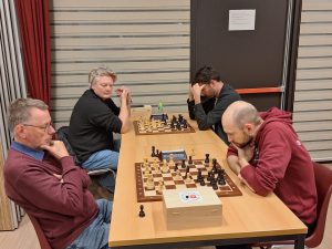 Michal (rechtsvoor) winnaar A-groep