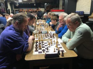 De cruciale pot tussen Max en Ynze