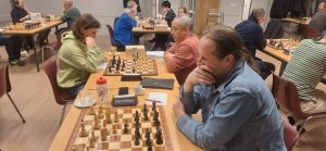 Max als winnaar op de voorgrond, Rezar erachter