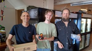 Bas in het midden, geflankeerd door Roel en Maxim