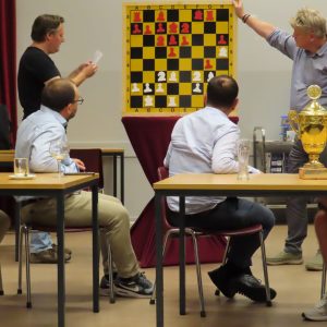 Hans houdt bord vast, Reinier laat Jo Rikerspartij live zien