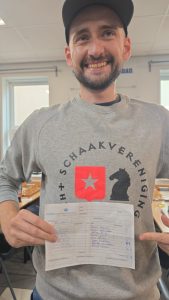 Michal met resultaten en onze merch (zie webshop)