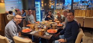 De rijsttafel met een vrolijk team 1