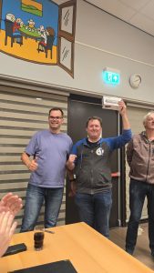 Reinier neemt namens LiSB team 1 de klok in ontvangst