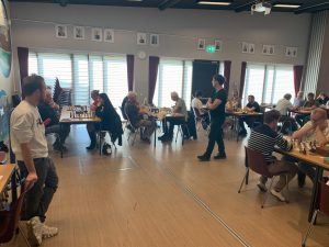 Links in beeld: scheidsrechter Mick Godding